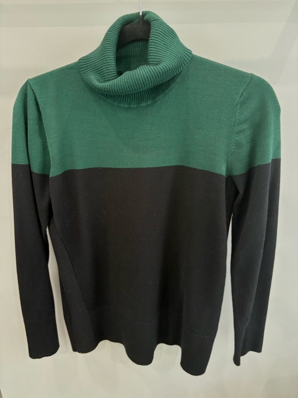 Cable & Gauge Green and Black Colorblock Turtleneck